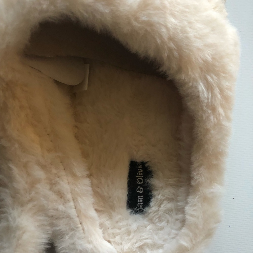 Sam and Olivia Ladies Cream purple flower Plush Slippers - Picture 5 of 10